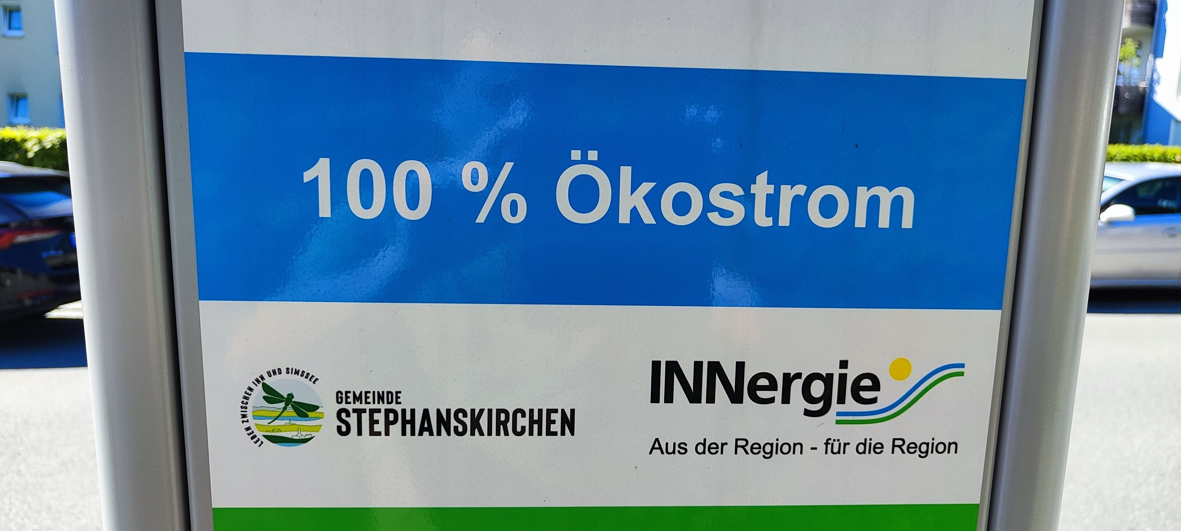 Opastekyltti, jossa lukee: ”100 % ekologista sähköä” sekä logot yrityksille ”Gemeinde Stephanskirchen” ja ”INNergy”.