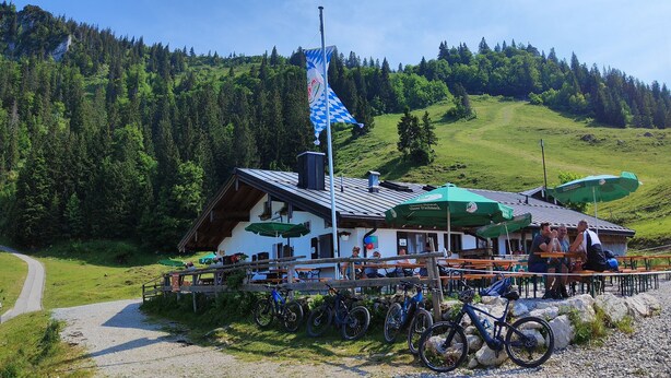 A mountain lodge with outdoor seating and bicycles parked in front. - Cozy house with garden / near Simssee (Stephanskirchen)