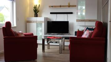 Smart-TV, DVD-Player, Bücher, Stereoanlage