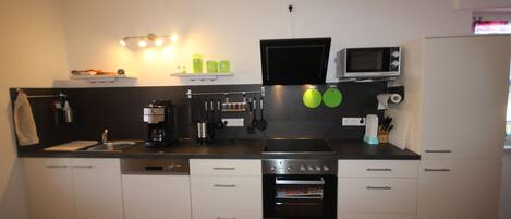 Kühlschrank, Mikrowelle, Herdplatte, Geschirrspüler