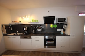 Réfrigérateur, micro-ondes, plaque de cuisson, lave-vaisselle