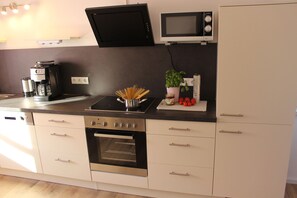 Fridge, microwave, stovetop, dishwasher