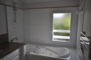 Combined shower/bathtub, hair dryer, towels