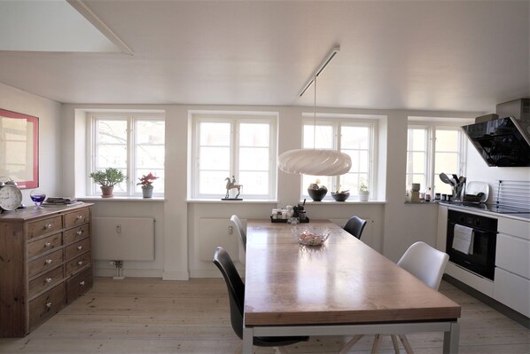 Køleskab, mikrobølgeovn, ovn, kogeplade