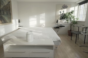 2 slaapkamers, een strijkplank/strijkijzer, reisbedje, gratis wifi