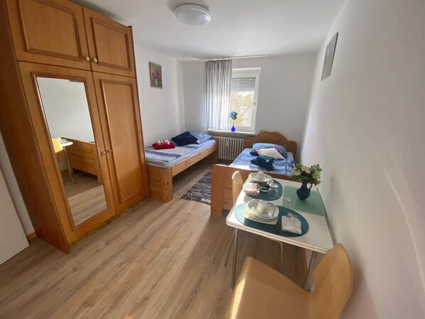 Appartement | 2 chambres, décor unique, ameublement unique, fer et planche à repasser