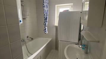 Duschwanne, Komfortbadewanne, Handtücher