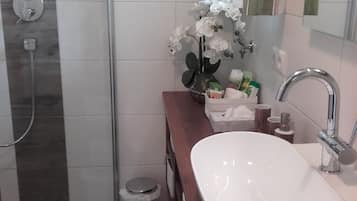 Ducha, artículos de higiene personal gratuitos y secador de pelo