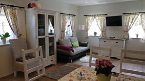 Tv, pejs, dvd-afspiller, bordtennisbord