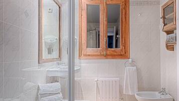 Baignoire, articles de toilette gratuits, sĂšche-cheveux