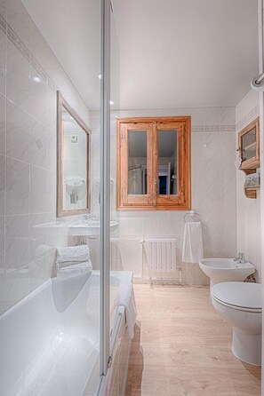 Bañera, artículos de tocador gratuitos, secador de pelo, toallas