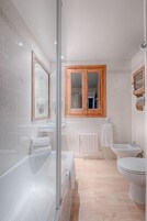 Bañera, artículos de tocador gratuitos, secador de pelo, toallas