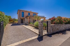 Exterior - Villa NATHALIE with private pool, jacuzzi and outdoor sauna (Linardici)