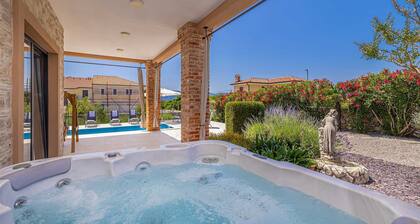 Kaunis ylellinen huvila uima-altaalla 8 hengelle