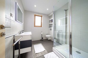 Towels, toilet paper - Villa NATHALIE with private pool, jacuzzi and outdoor sauna (Linardici)