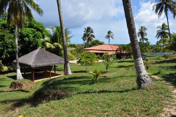 Property grounds - Chalet 1 in a quiet sitio with wonderful sea views (Camacari)