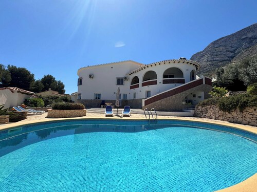 Komfortable Ferienvilla, Meerblick, privater Pool, Klimaanlage, Internet