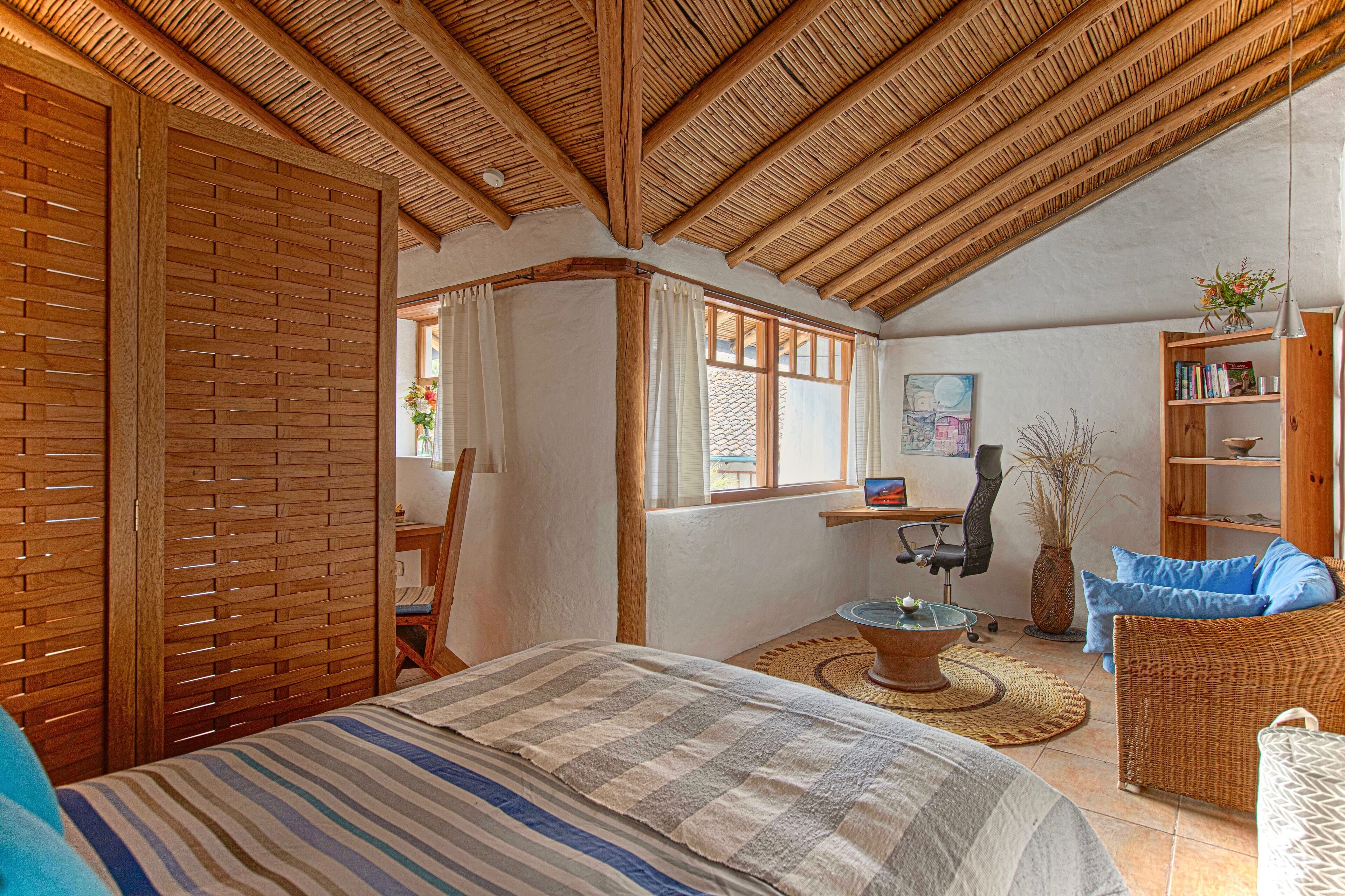 Skrivebord, strykejern/-brett, reiseseng for barn og wi-fi (inkludert)