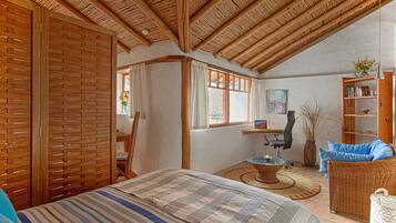 Skrivebord, strykejern/-brett, reiseseng for barn og wi-fi (inkludert)