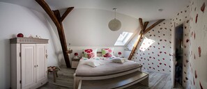 3 bedrooms, in-room safe, iron/ironing board, travel crib