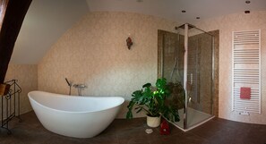 Badewanne, Haartrockner, Handtücher, Seife