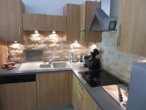 Réfrigérateur, micro-ondes, four, plaque de cuisson