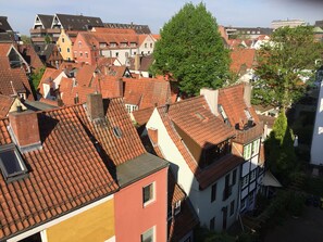 Un pueblo tradicional europeo con tejados rojos y una mezcla de estilos arquitectónicos.