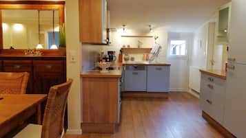 Frigorífico, microondas, horno y placa de cocina