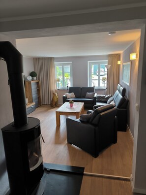 Fernseher, Kamin, Videospielkonsole, DVD-Player