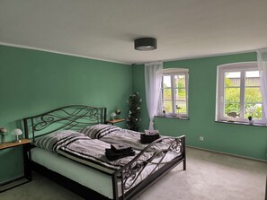 4 chambres, fer et planche à repasser, lit de bébé portatif