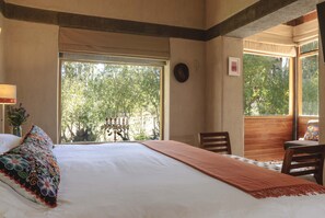 3 bedrooms, desk, iron/ironing board, travel crib