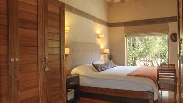 3 chambres, bureau, fer et planche à repasser, lit parapluie