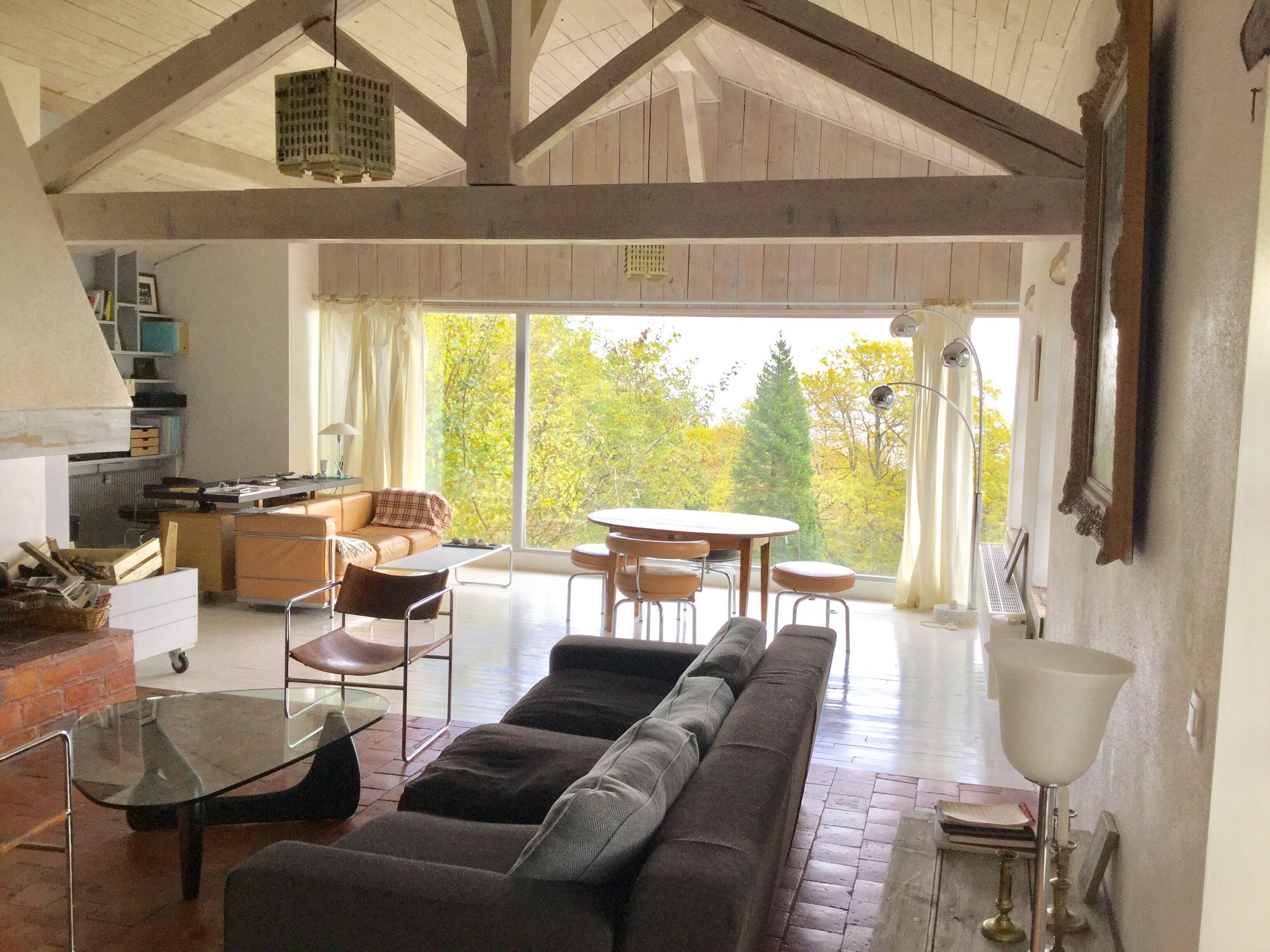 Cheminée, livres, médiathèque, chaîne hi-fi