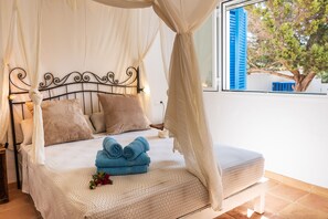 3 bedrooms, travel cot, free WiFi, bed sheets - Fantastically beautiful house with a view of Ibiza (Es Pujols)