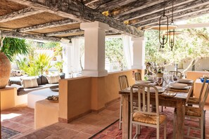 Outdoor dining - Fantastically beautiful house with a view of Ibiza (Es Pujols)