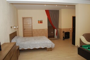 2 室のベッドルーム、アイロン / アイロン台、WiFi (無料)、ベッドシーツ