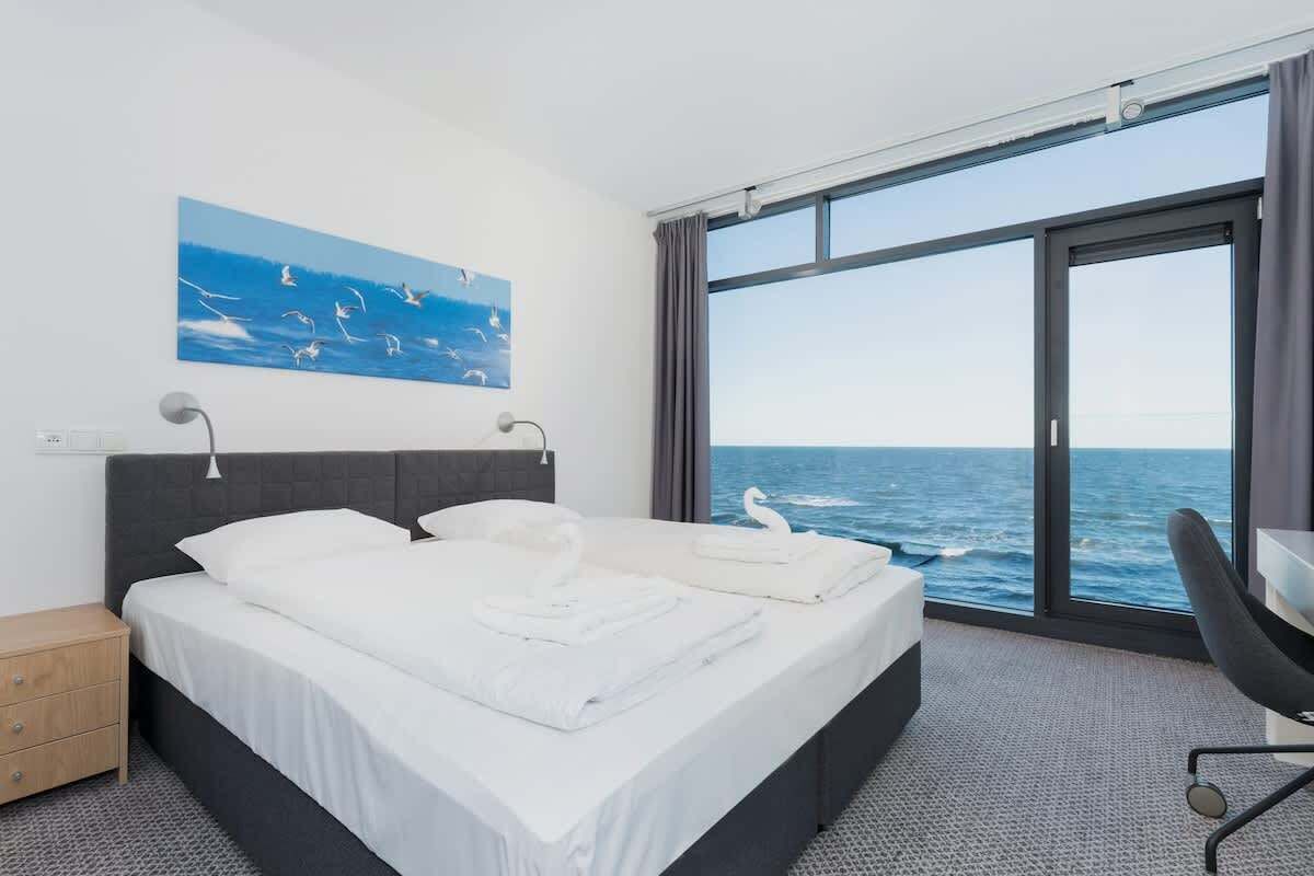 1 slaapkamer, een bureau, een strijkplank/strijkijzer, reisbedje