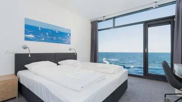 1 slaapkamer, een bureau, een strijkplank/strijkijzer, reisbedje