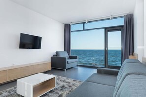 TV, offices - Prestigious Apartment | Sea View, Parking, Air Conditioning (Ustronie Morskie)