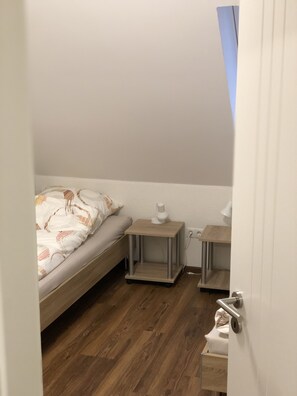 2 bedrooms, iron/ironing board, bed sheets