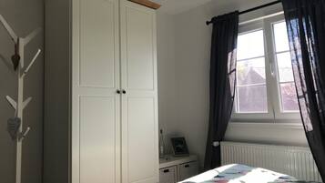 2 Schlafzimmer, Schreibtisch, Bügeleisen/Bügelbrett, WLAN