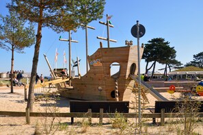 Children’s area - Sunny 2 room apartment near the beach with balcony and partial sea view (Scharbeutz)