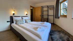 2 chambres, fer et planche à repasser, lit de bébé portatif