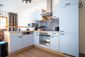 ثلاجة، ميكروويف، فرن، موقد طهي مسطح