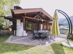 Outdoor dining - Landhaus Lodges Kaprun - Johann, pool & electric charging (Kaprun)