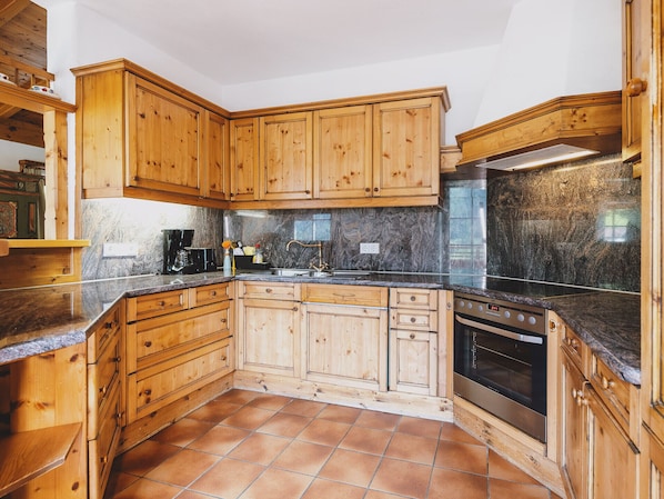 Fridge, microwave, oven, stovetop - Landhaus Lodges Kaprun - Johann, pool & electric charging (Kaprun)