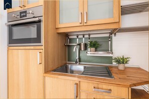 ثلاجة، ميكروويف، فرن، ماكينة لصنع القهوة/الشاي