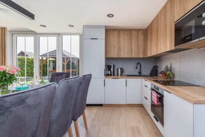 Kühlschrank, Mikrowelle, Ofen, Herdplatte