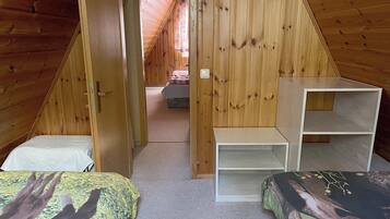 2 quartos, berço de viagem, roupa de cama