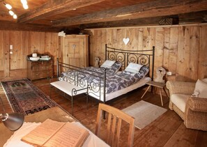 5 bedrooms, desk, iron/ironing board, travel cot